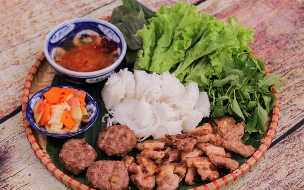 Bún chả phố cổ thơm ngon nức tiếng.